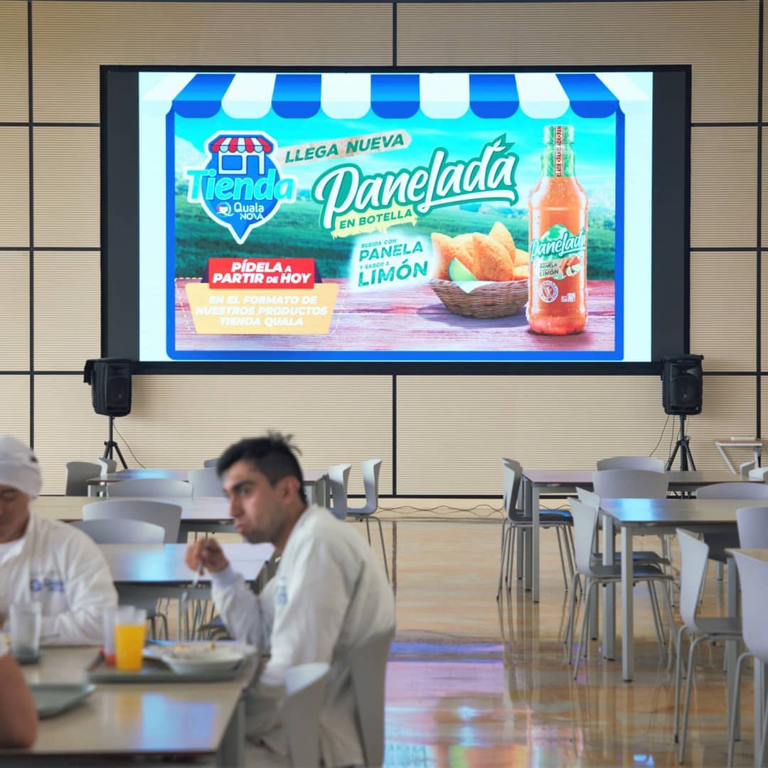 Pantalla Digital LED en zona de comidas