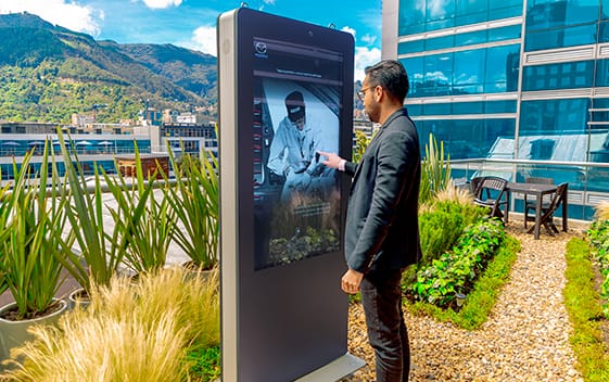 totem outdoor touch contra lluvia y vandalismo