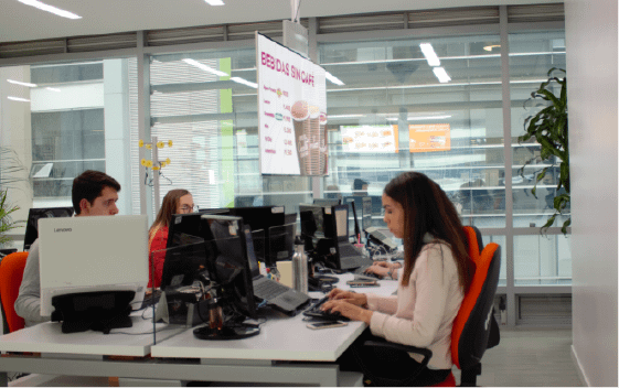 pantallas para comunicacion corporativa en oficinas Enmedio