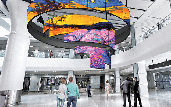 video wall amorfo colgado en un centro comercial