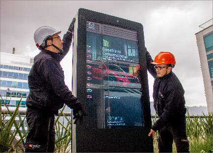 instalación de pantalla tipo totem