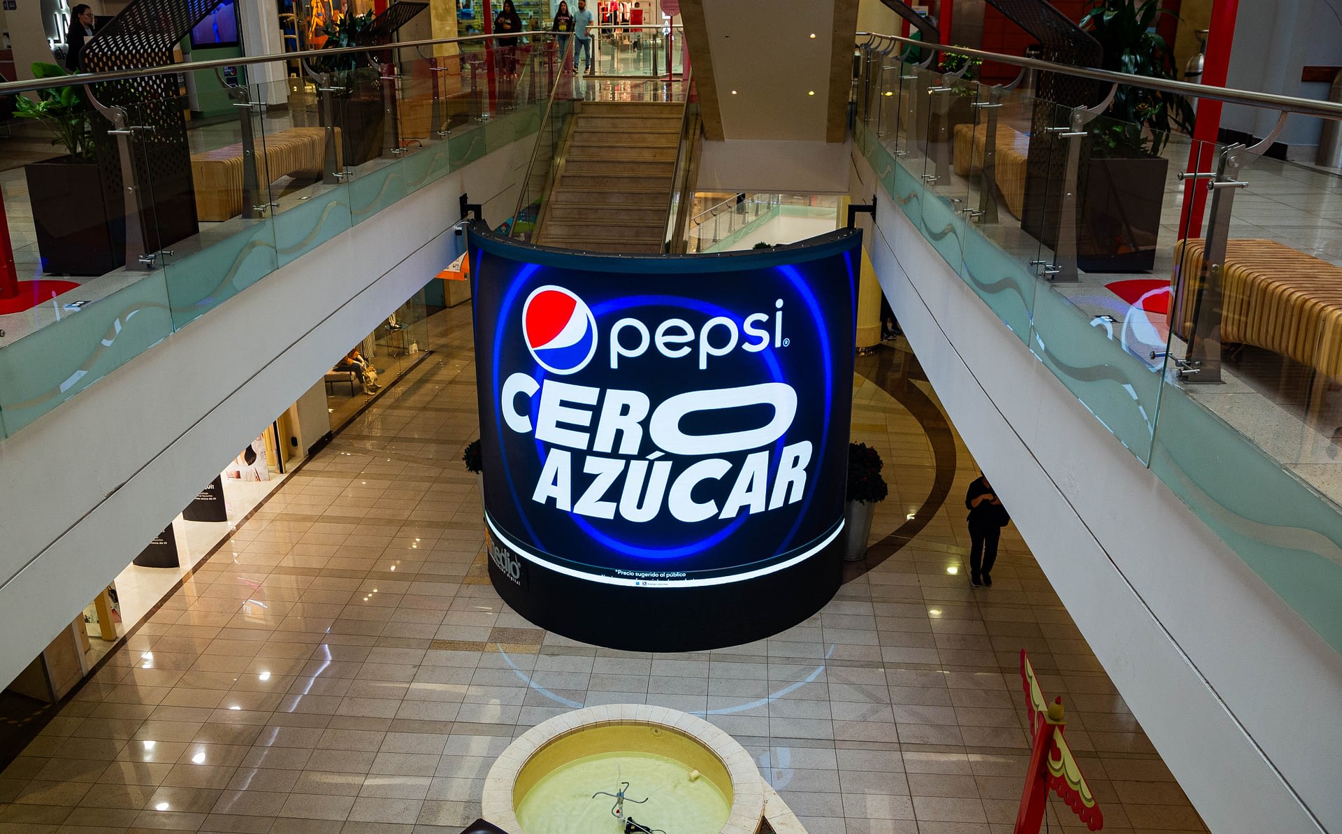 Pantalla LED Curva en Centro Comercial Santafe en Medellín 