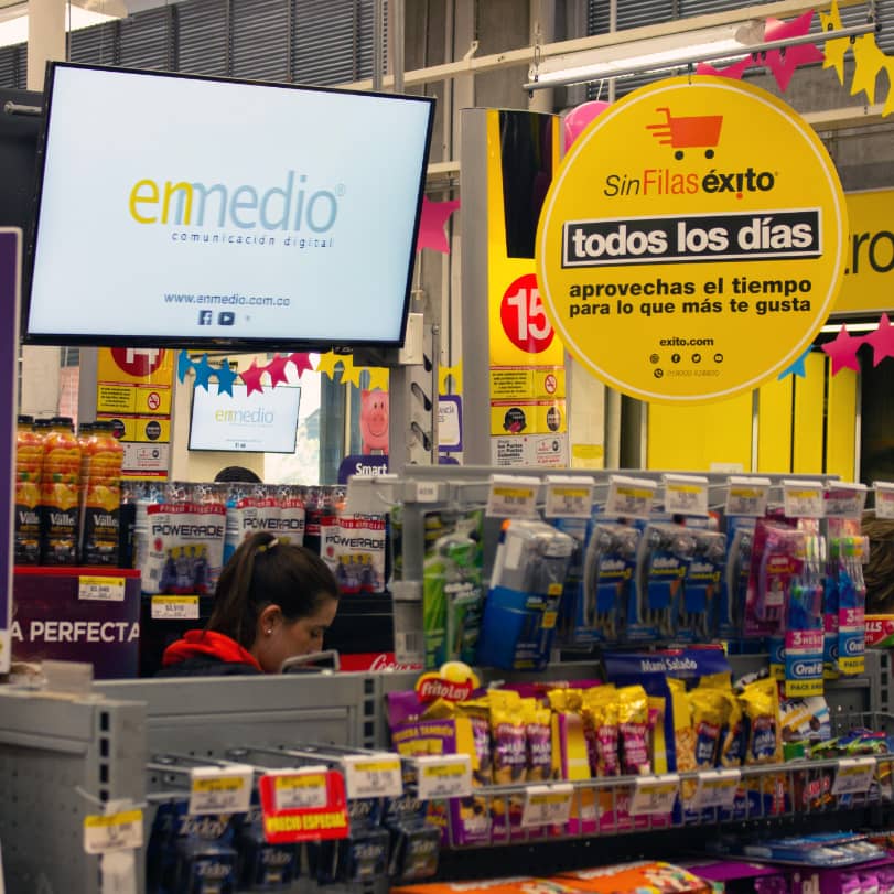 Pantalla publicitaria en supermercado éxito